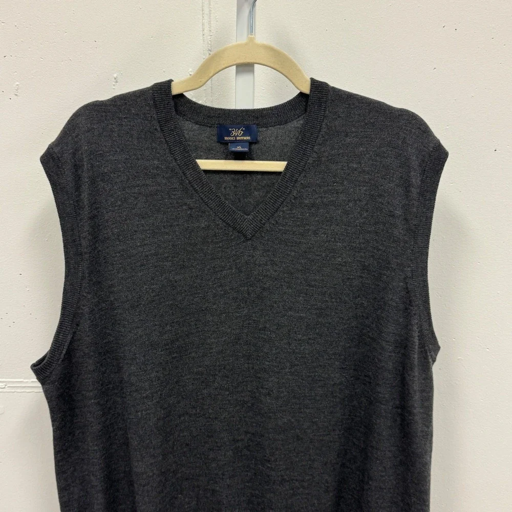 Brooks Brothers 346 Men's XL Charcoal Gray 100% Merino Wool V-Neck Sweater Vest